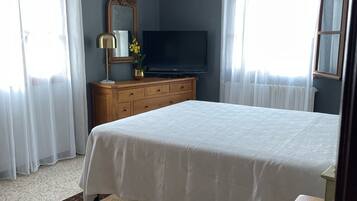 4 chambres, bureau, fer et planche Ă repasser, lit parapluie