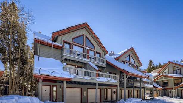 A multi-story building with a snow-covered roof and balconies. - Pinecreek #G- 3 BR: Close to Town- Shuttle to Slopes- Pool & Hot Tub Access (Breckenridge)