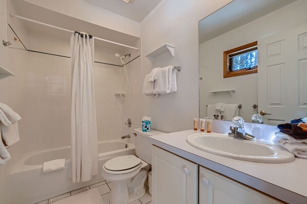 Un baño con bañera, inodoro y lavabo.