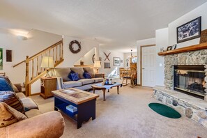 Smart TV, fireplace, DVD player, stereo