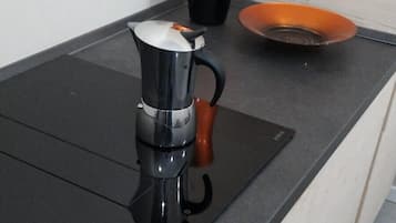Refrigerador, microondas, lavavajillas y tetera eléctrica