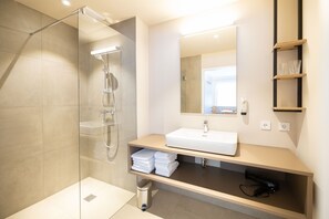 Suihku, hiustenkuivaaja, lämmitetyt lattiat, saippua