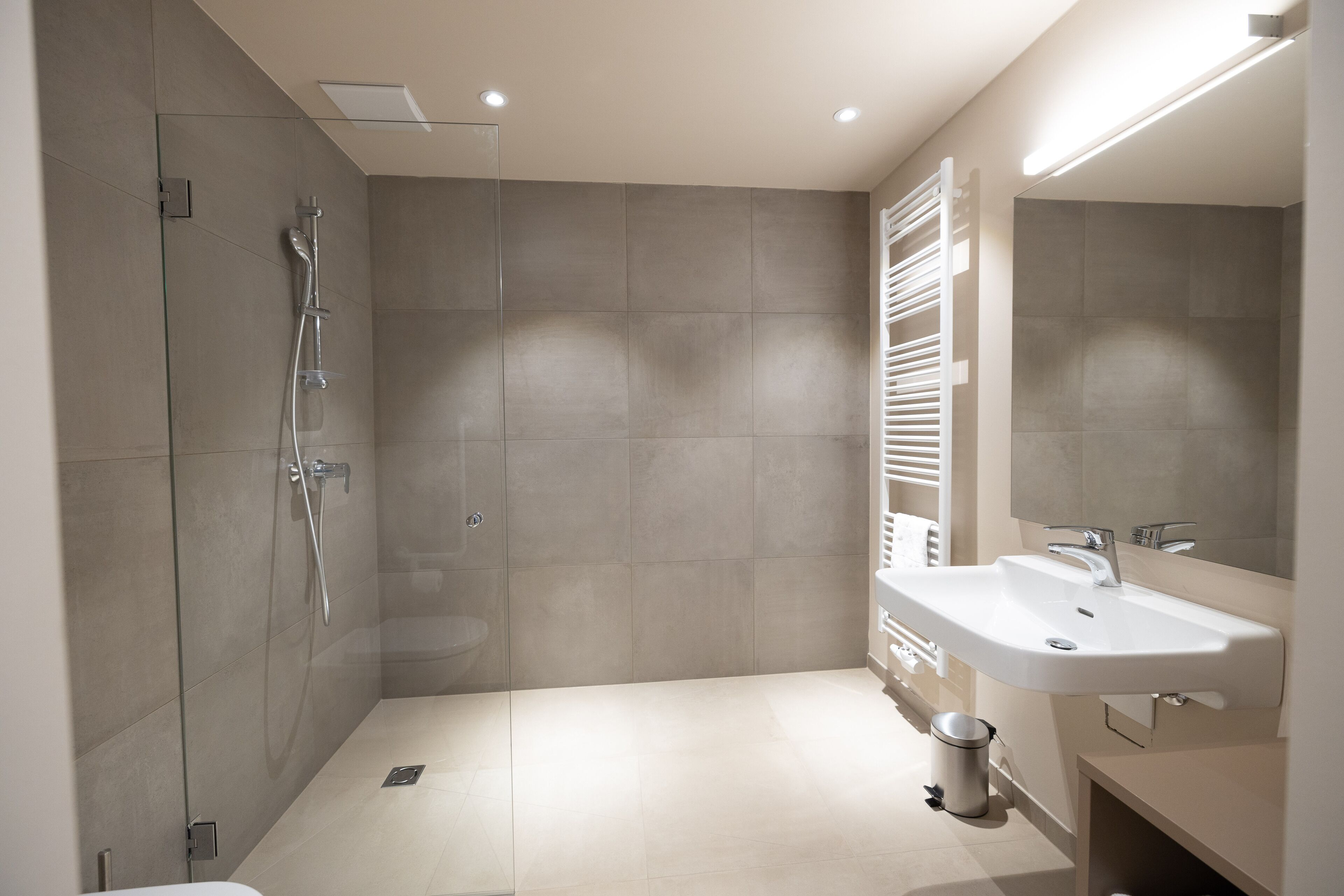 Dusche, Haartrockner, Fußbodenheizung (Badezimmer), Seife