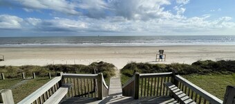 BEACHFRONT - 4 BEDROOM + STUDIO - 4 BATH - SLEEPS 23