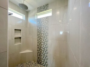 Combined shower/tub - Hooked On A Feeling - 2nd row, Great views, beautiful house! Sleeps 13 (Crystal Beach)