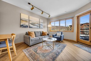 Flat-screen TV, fireplace