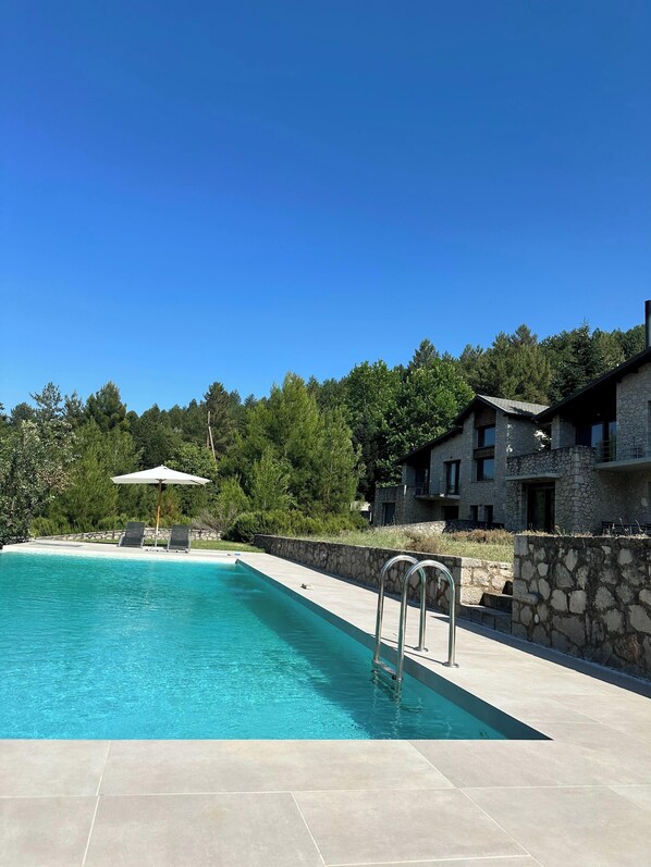 Schreibtisch, Verdunkelungsvorhänge, schallisolierte Zimmer