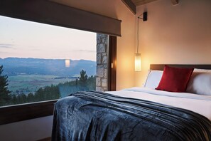 مكتب وستائر تعتيم وتجهيزات عازلة للصوت ومكواة/لوح كي