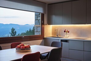 ثلاجة، ميكروويف، فرن، ماكينة لصنع الإسبريسو