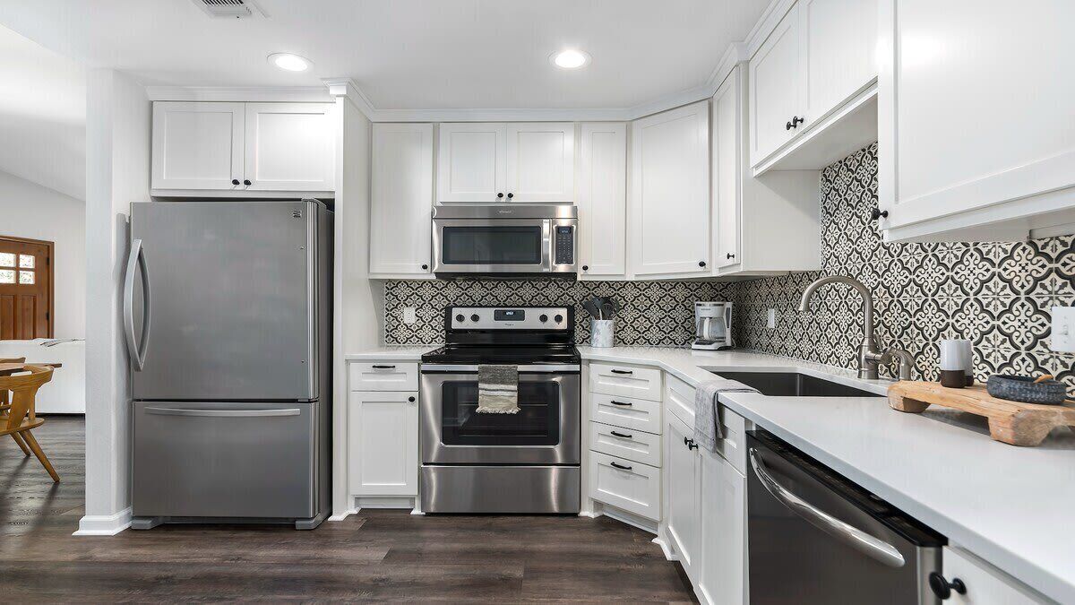 Kühlschrank, Mikrowelle, Ofen, Herdplatte