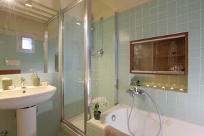 Badewanne, Haartrockner, Bidet, Handtücher