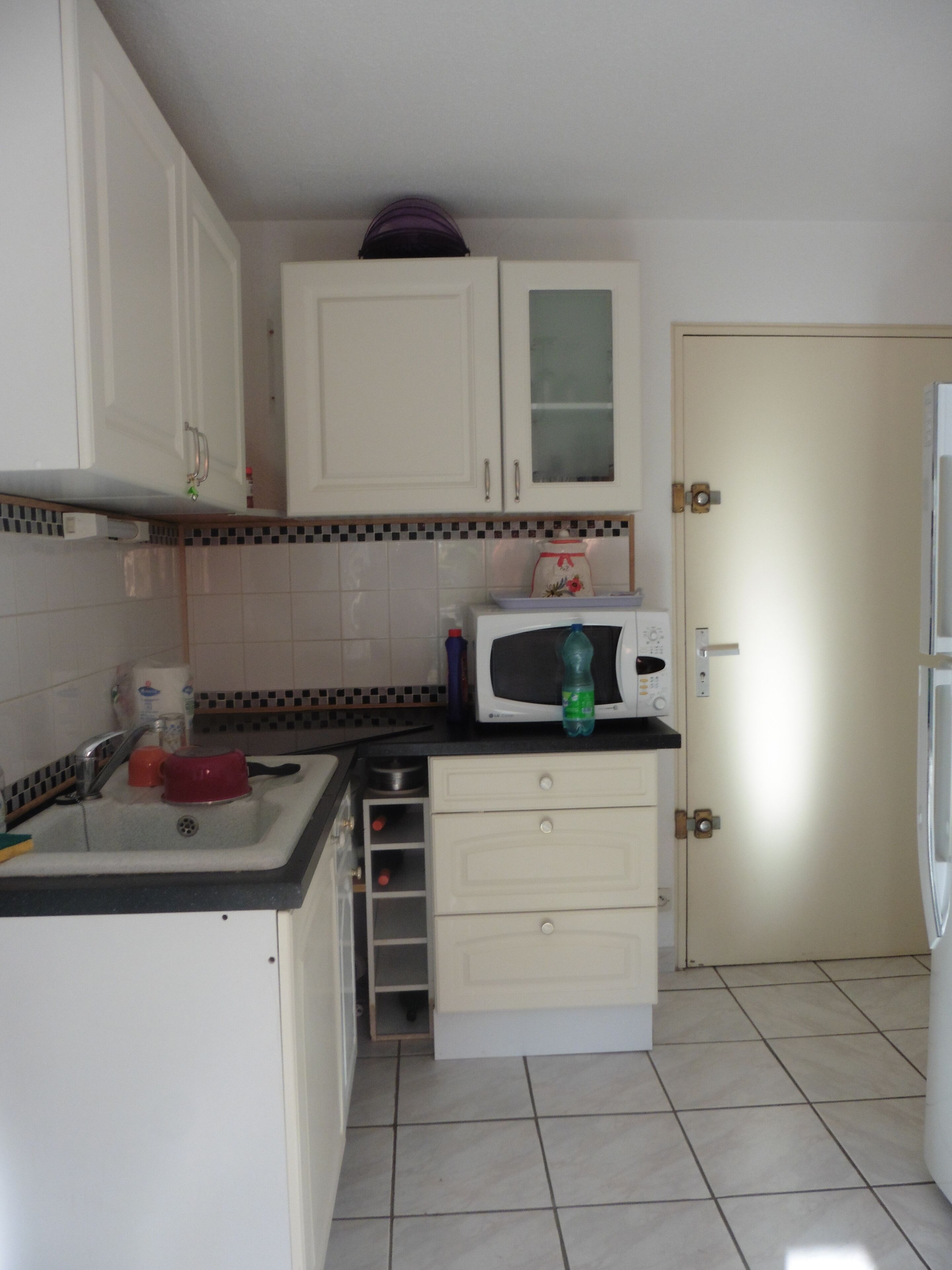 Een koelkast, een microgolfoven, een kookplaat, een vaatwasser