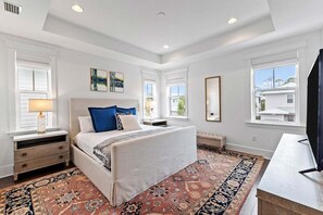 4 多间卧室、办公桌、熨斗/熨衣板、旅行婴儿床