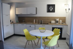 Een koelkast, een microgolfoven, een oven, een kookplaat