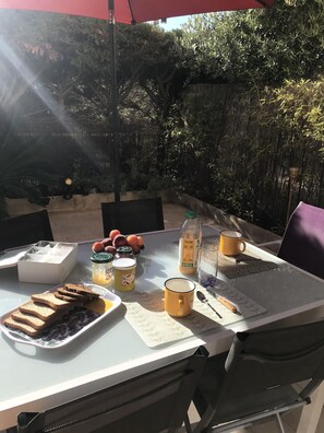 Outdoor dining - La Croix Valmer apartment. French Riviera (La Croix-Valmer)