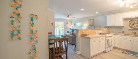 Private kitchen | Fridge, microwave, oven, stovetop