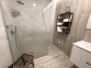 Dusche, Handtücher, Toilettenpapier