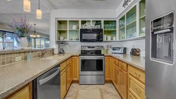 Frigorífic, microones, forn i placa de cuina