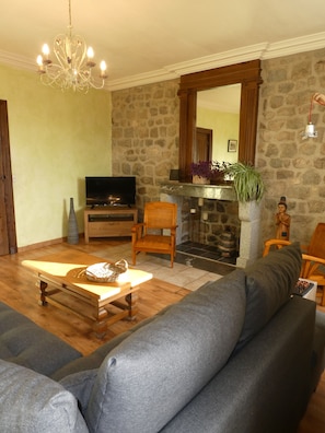 TV, table tennis - Charming house with swimming pool (Rochepaule)