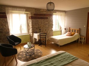 4 chambres, lit de bébé portatif