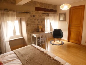 4 bedrooms, travel crib - Charming house with swimming pool (Rochepaule)