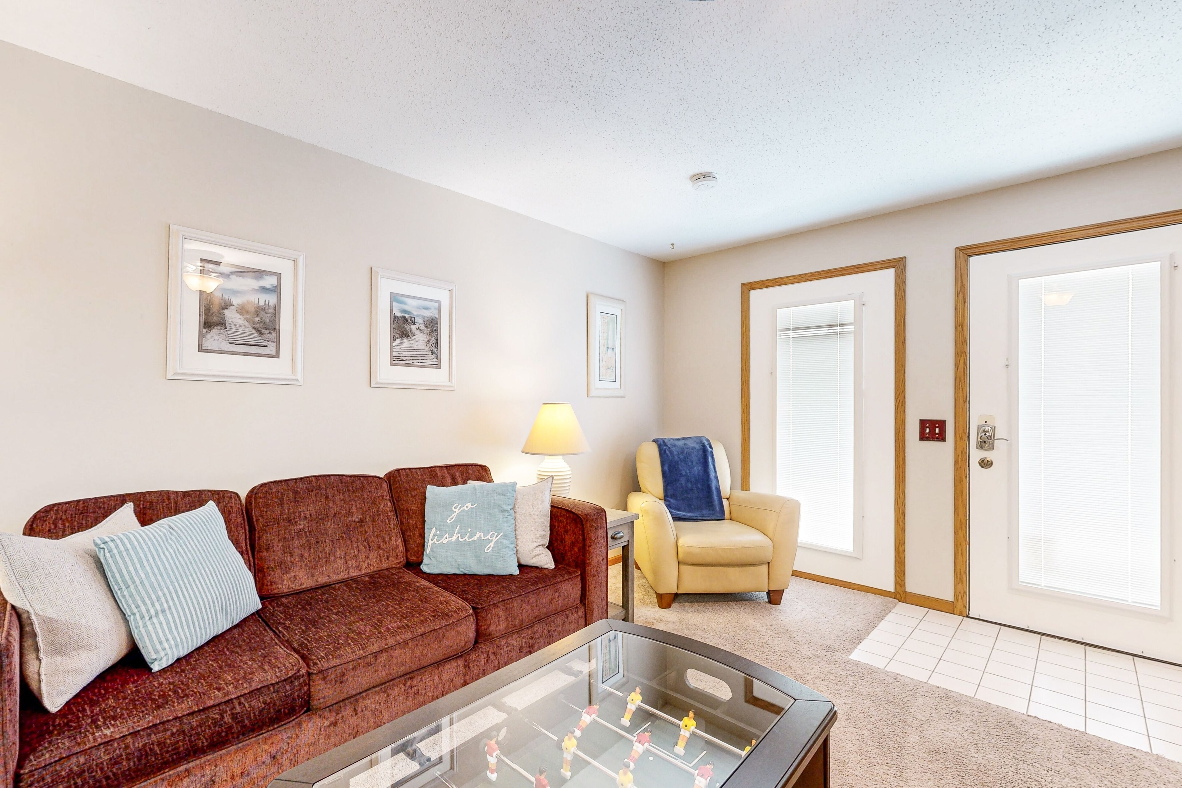 Lake/beachfront condo with shared pools, hot tubs, WiFi, AC, & washer/dryer