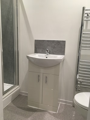 Camera Basic con letto matrimoniale o 2 letti singoli | Bagno | Vasca, asciugamani