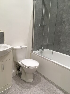 Bathtub, towels - En Suite Rooms at the Rose and Thistle (Berwick-upon-Tweed)