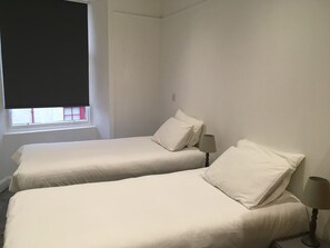Basic Double or Twin Room | Free WiFi, bed sheets - En Suite Rooms at the Rose and Thistle (Berwick-upon-Tweed)
