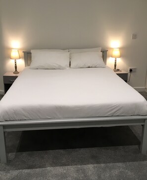 Eenvoudige driepersoonskamer | Gratis wifi, beddengoed