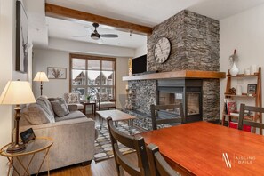 Smart TV, fireplace, books - The Sable Bright Side | Pool | Hot Tub | Top Floor (Radium Hot Springs)