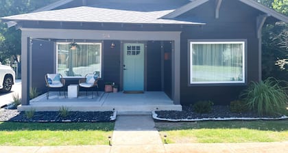 Bungalow walking distance to Norman's downtown Main Street