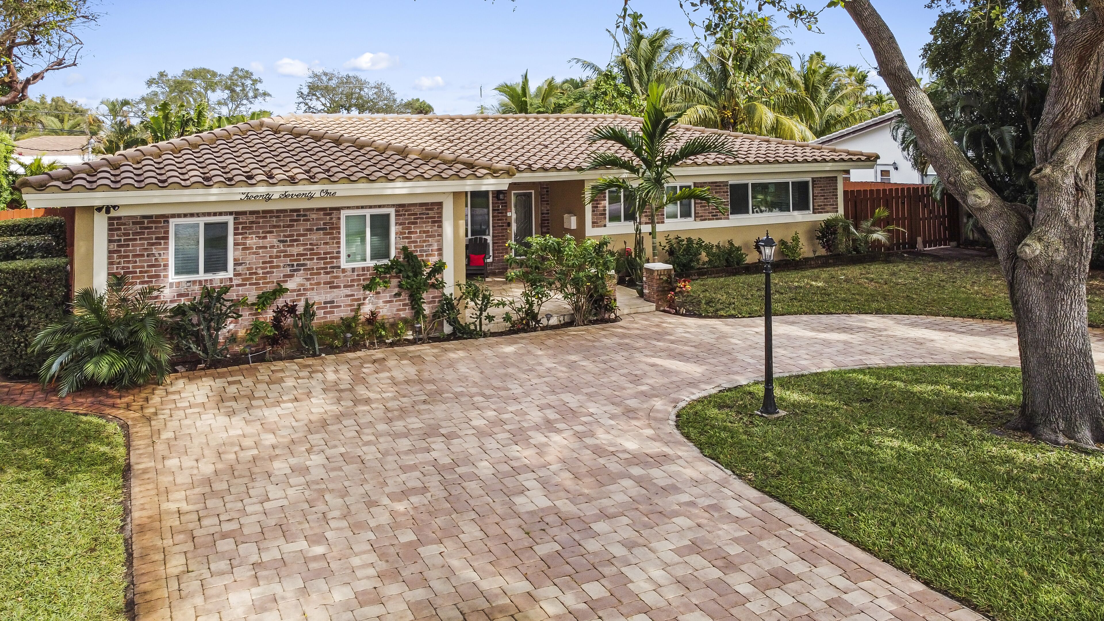 Luxury Home / Heated Pool, Close to Everything!