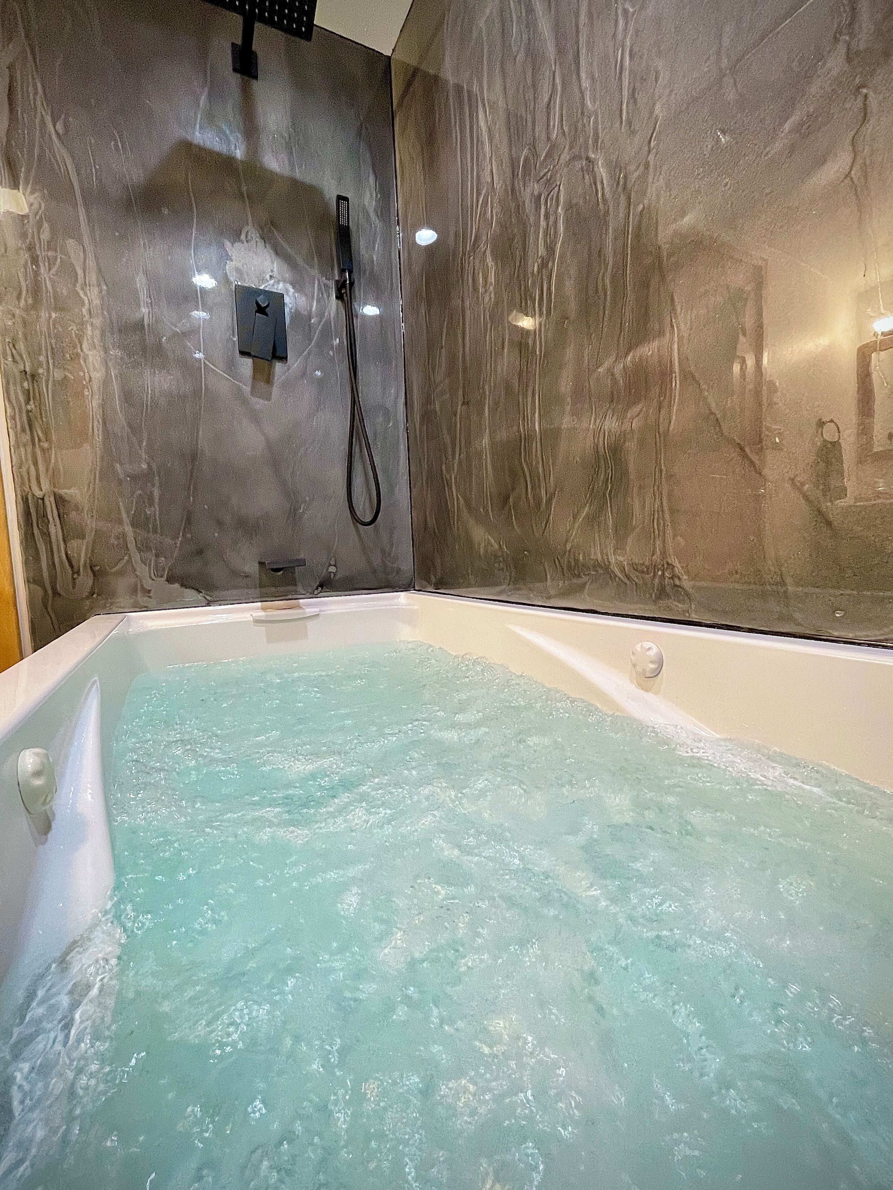 Deluxe-hytte | Badeværelse | Bruser, håndklæder