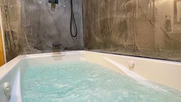 Deluxe Cabin | Bathroom | Shower, towels