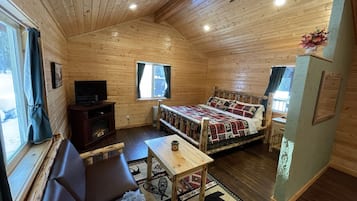 Romantic Cabin, 1 King Bed, Non Smoking, Mountain View | Bed sheets