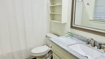 Duschwanne, Haartrockner, Handtücher, Seife