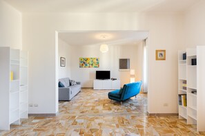 Apartment | Wohnbereich | 20-Zoll-Plasmafernseher mit Digitalempfang, Fernseher