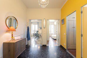 Apartment | Wohnbereich | 20-Zoll-Plasmafernseher mit Digitalempfang, Fernseher