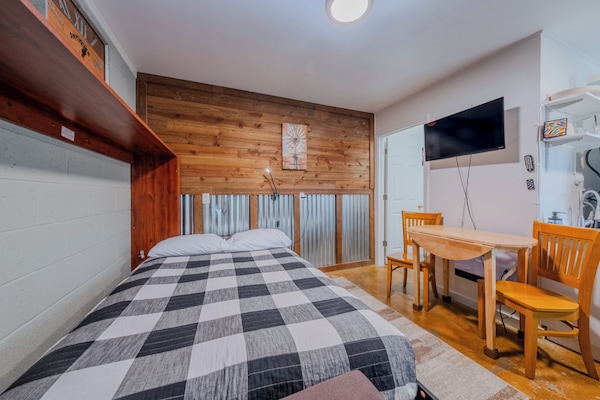 1 bedroom, WiFi (free), bed sheets