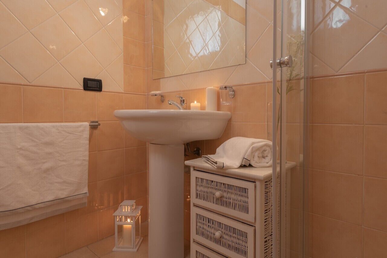 Douche, douche à « effet pluie », sèche-cheveux, bidet