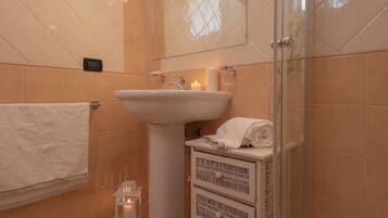 Douche, douche à « effet pluie », sèche-cheveux, bidet