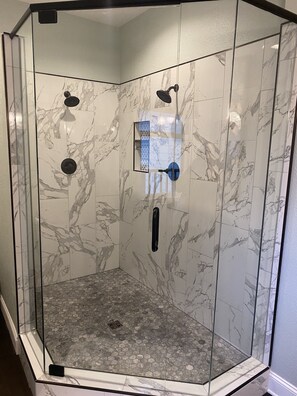 Combined shower/bathtub, hair dryer, towels