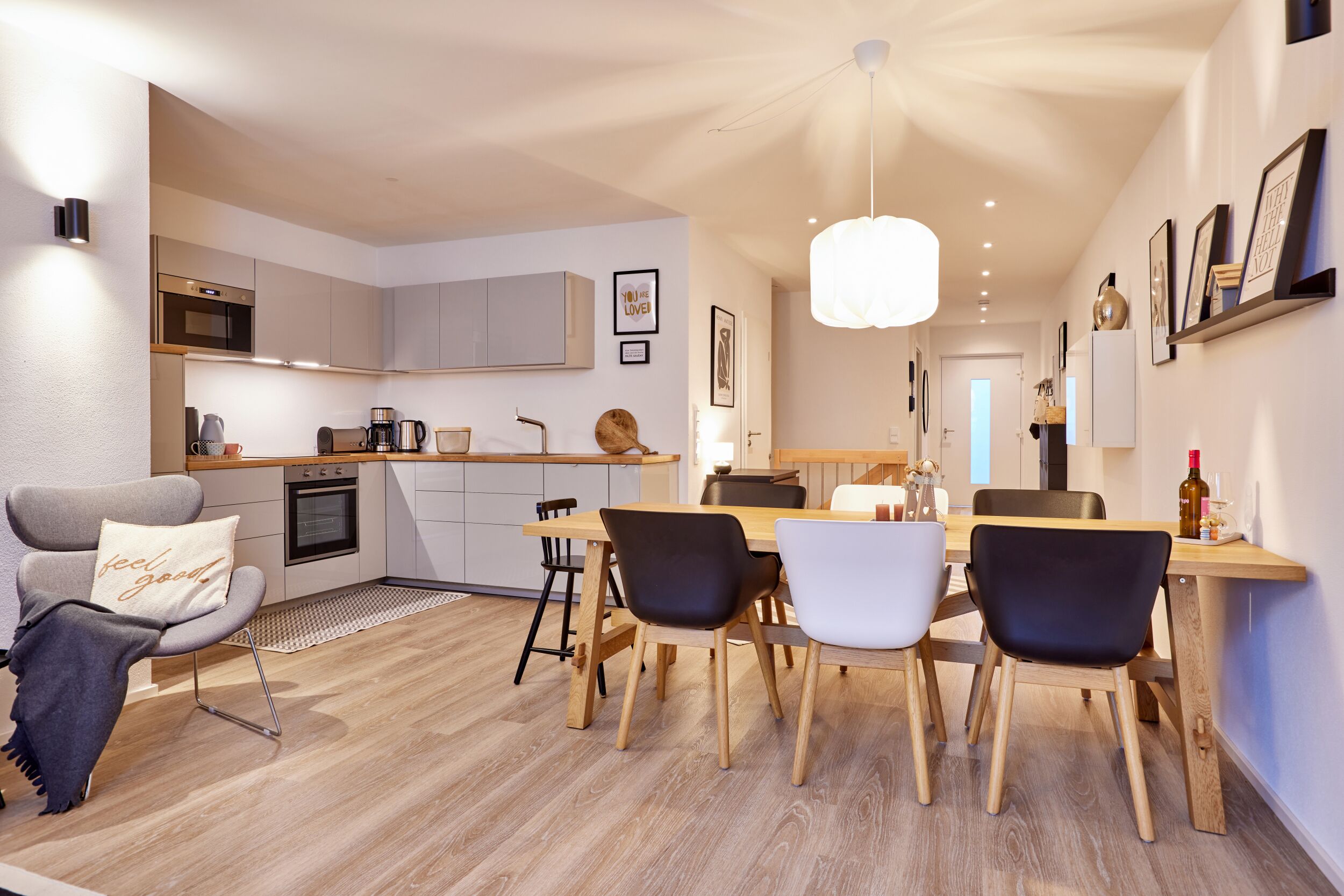 Wasserkocher mit Kaffee-/Teezubehör, Kühlschrank, Mikrowelle, Ofen