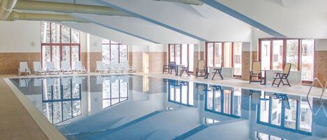 Innendørsbasseng og et oppvarmet basseng