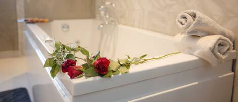 Jetted bath, towels, toilet paper