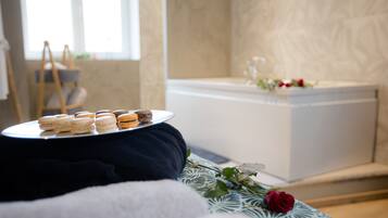 Baignoire à jets, serviettes fournies, papier toilette