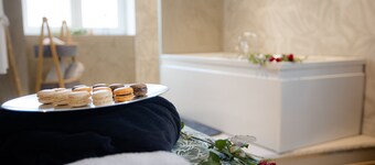 ♥︎ PRIVATE JACUZZI / WIFI / 4K UHD TV / NETFLIX… ♥︎ 