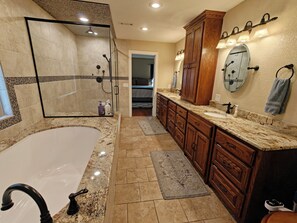 Ensemble douche/baignoire, sèche-cheveux, bidet, serviettes fournies
