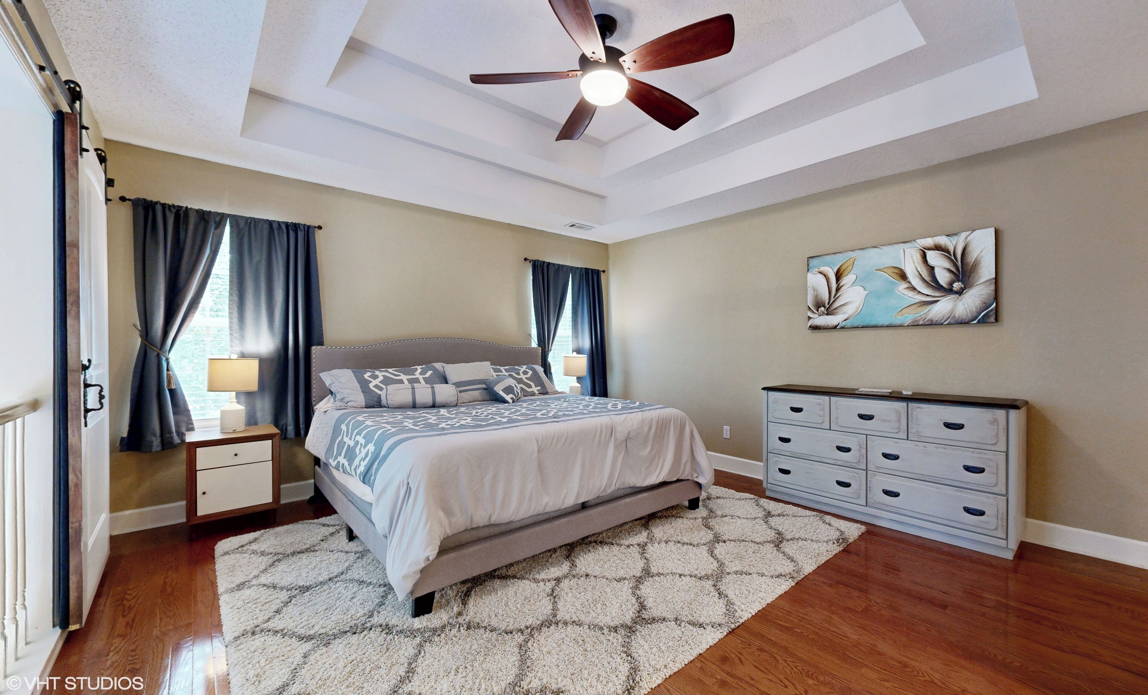 5 slaapkamers, een bureau, een strijkplank/strijkijzer, reisbedje